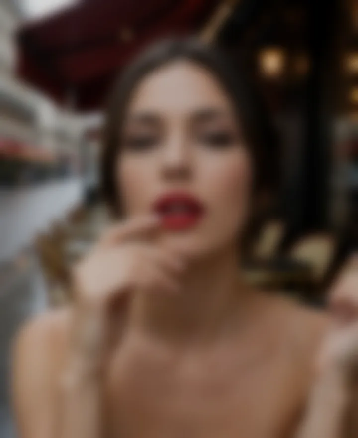 Mathilde, photo privée, floutée jusqu'au déblocage